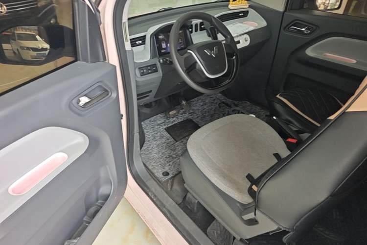 Used Wuling Hongguang MINIEV 2022 Macaron Fashion Model Lithium Iron Phosphate Driver Seat