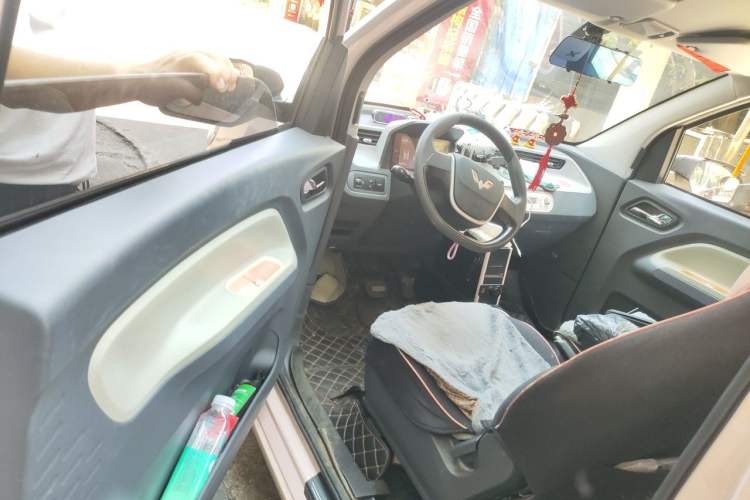Used Wuling Hongguang MINIEV 2022 Macaron Premium Model – Lithium Iron Phosphate Driver Seat