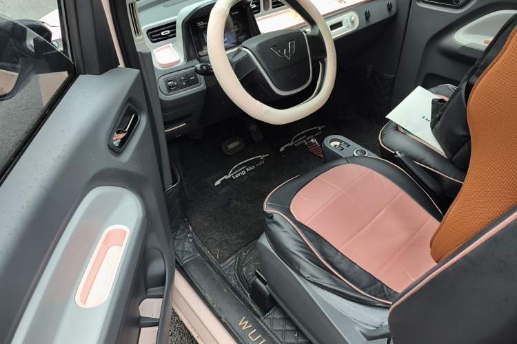 Used Wuling Hongguang MINIEV 2022 Macaron Fashion Model Lithium Iron Phosphate Driver Seat