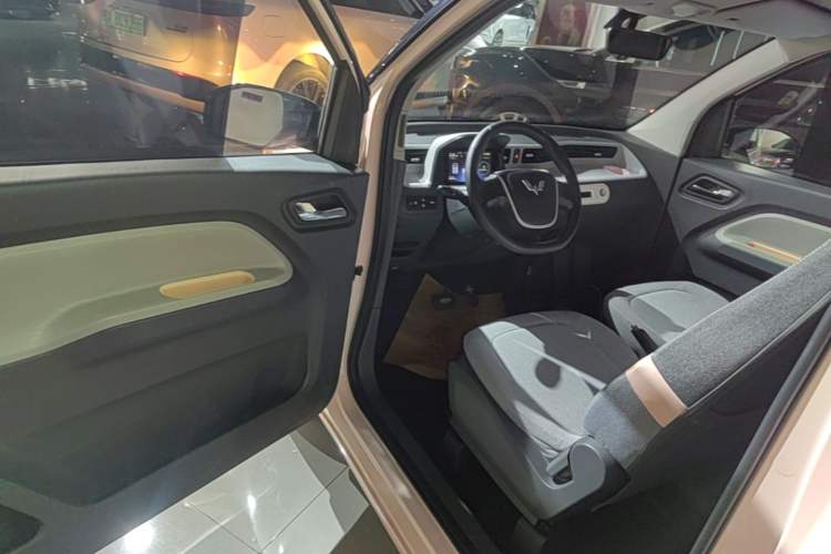 Used Wuling Hongguang MINIEV 2022 Macaron Premium Model – Lithium Iron Phosphate Driver Seat