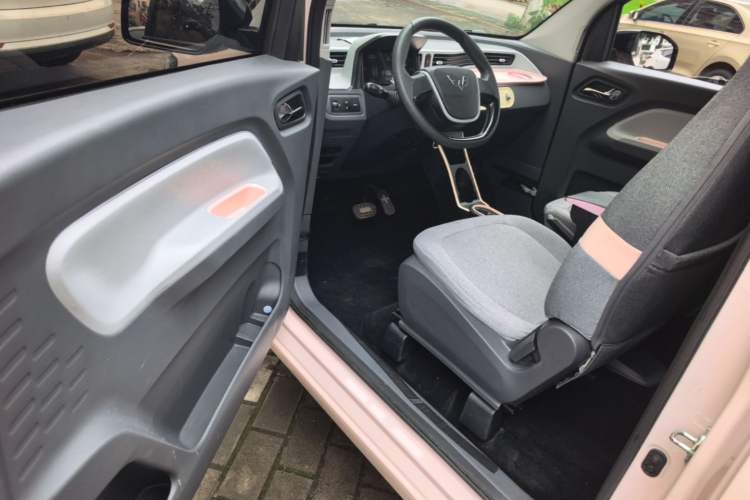 Used Wuling Hongguang MINIEV 2022 Macaron Premium Model – Lithium Iron Phosphate Driver Seat