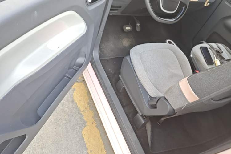 Used Wuling Hongguang MINIEV 2022 Macaron Fashion Model Lithium Iron Phosphate Driver Seat