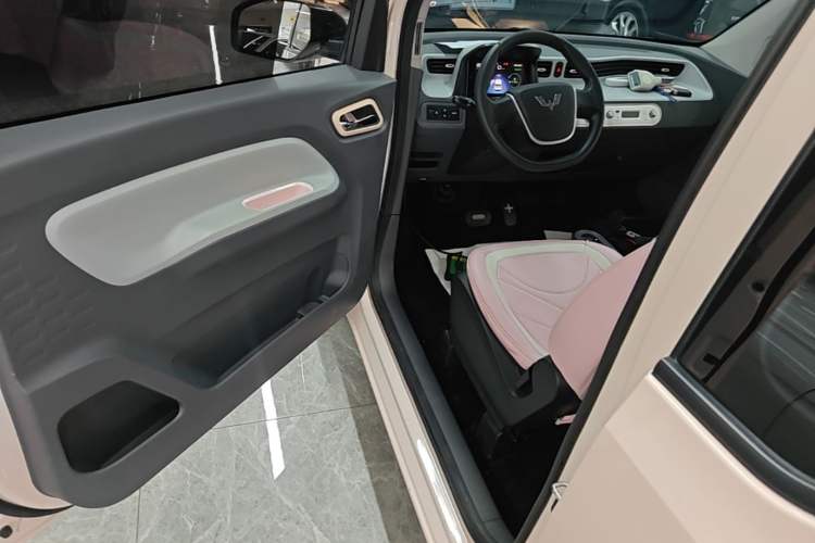 Used Wuling Hongguang MINIEV 2022 Macaron Premium Model – Lithium Iron Phosphate Driver Seat