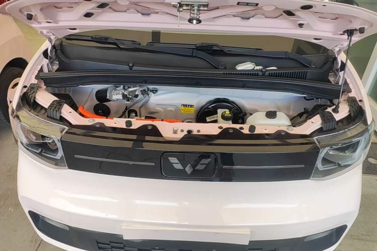 Used Wuling Hongguang MINIEV 2022 Macaron Fashion Model Lithium Iron Phosphate Engine Bay