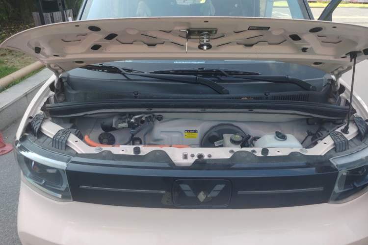 Used Wuling Hongguang MINIEV 2022 Macaron Fashion Model Lithium Iron Phosphate Engine Bay