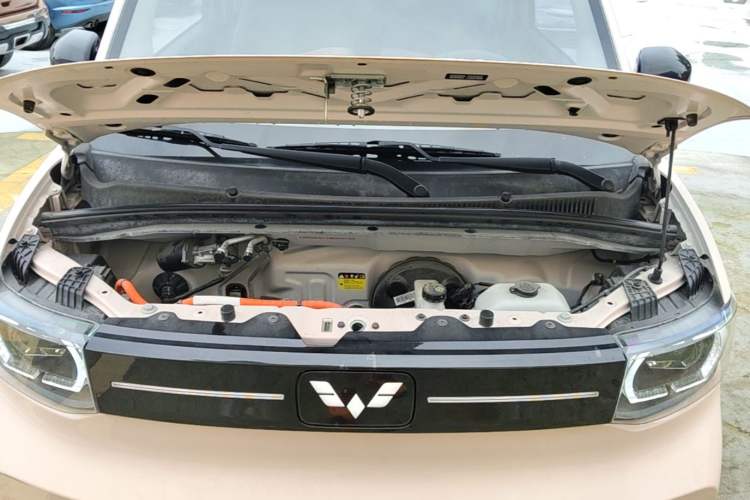 Used Wuling Hongguang MINIEV 2022 Macaron Fashion Model Lithium Iron Phosphate Engine Bay