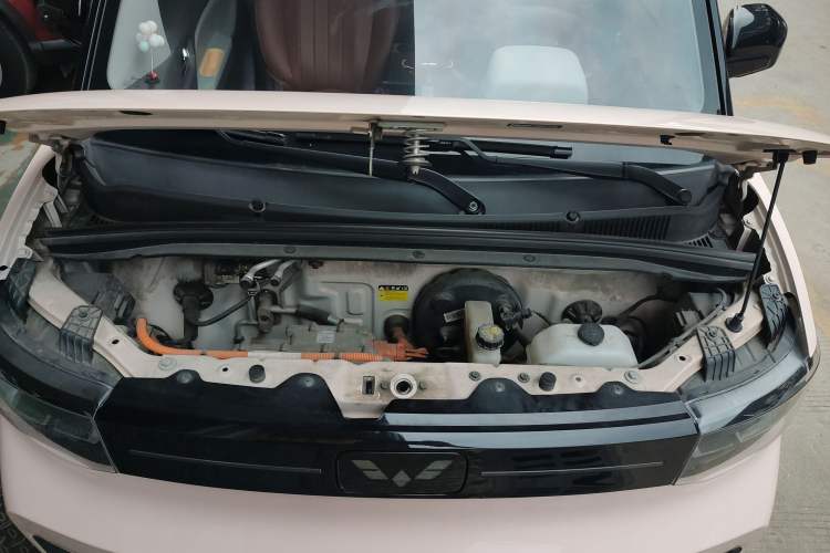 Used Wuling Hongguang MINIEV 2022 Macaron Fashion Model Lithium Iron Phosphate Engine Bay