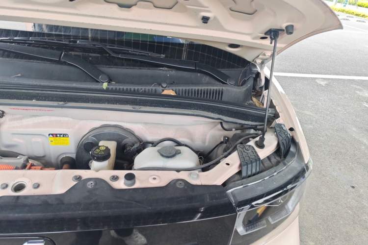Used Wuling Hongguang MINIEV 2022 Macaron Fashion Model Lithium Iron Phosphate Engine Bay Left