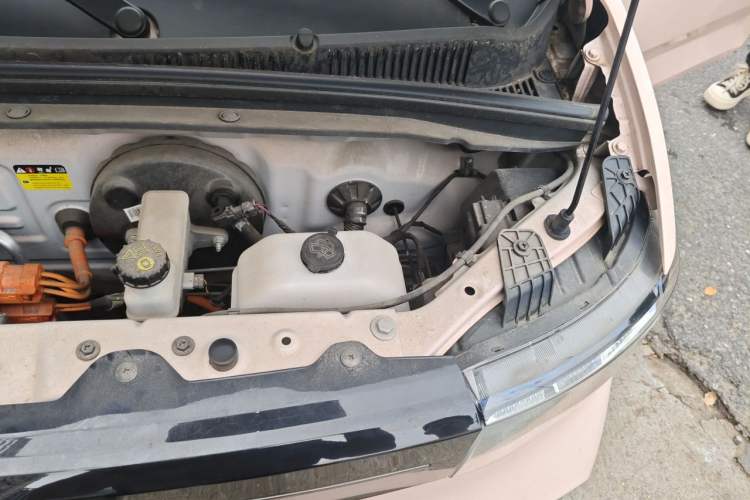 Used Wuling Hongguang MINIEV 2022 Macaron Fashion Model Lithium Iron Phosphate Engine Bay Left