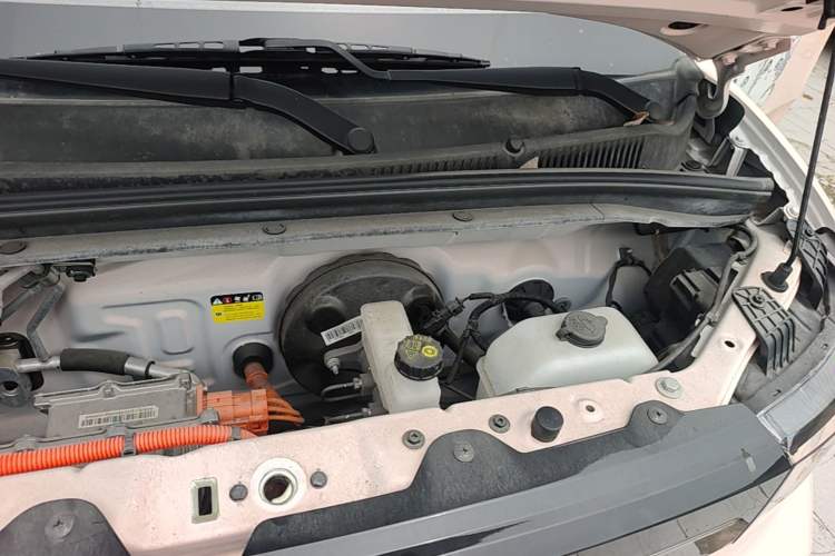 Used Wuling Hongguang MINIEV 2022 Macaron Fashion Model Lithium Iron Phosphate Engine Bay Left