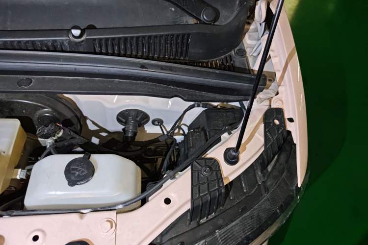 Used Wuling Hongguang MINIEV 2022 Macaron Fashion Model Lithium Iron Phosphate Engine Bay Left