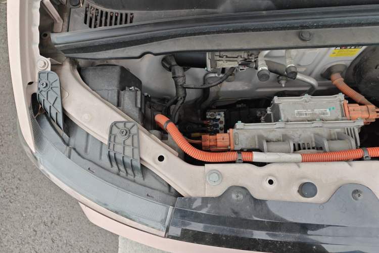Used Wuling Hongguang MINIEV 2022 Macaron Premium Model – Lithium Ternary Battery Engine Bay Right