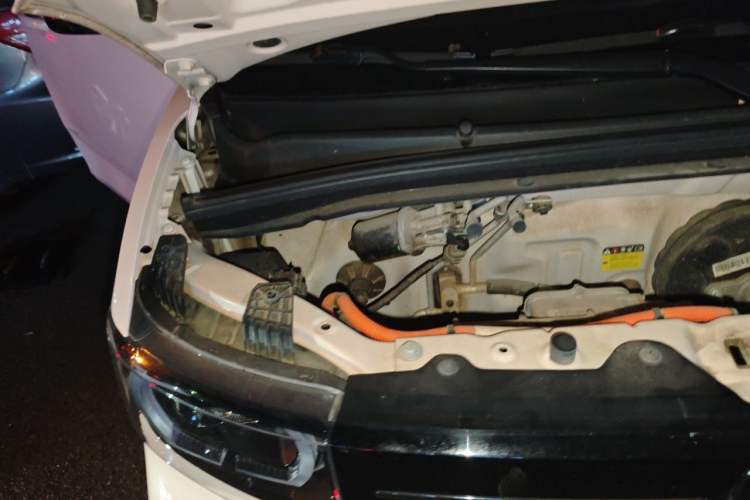 Used Wuling Hongguang MINIEV 2022 Macaron Premium Model – Lithium Ternary Battery Engine Bay Right