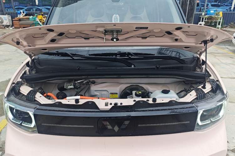 Used Wuling Hongguang MINIEV 2022 Macaron Fashion Model Lithium Iron Phosphate Engine Bay