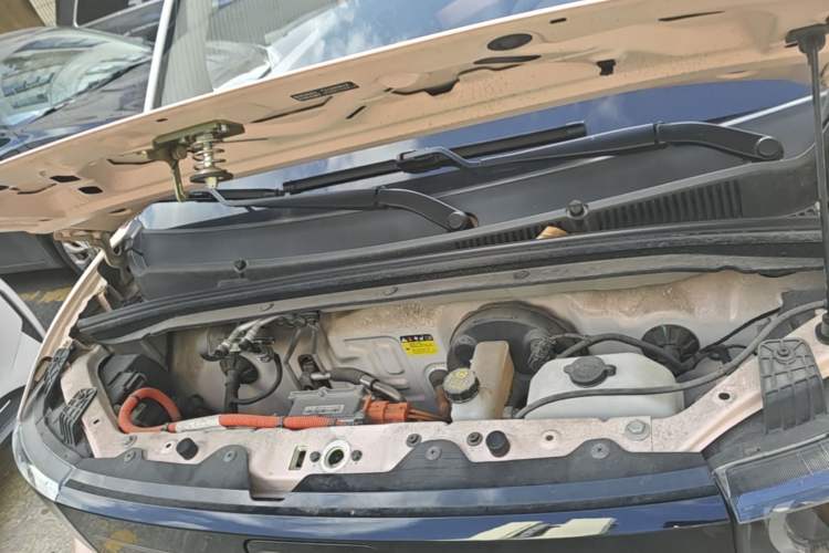 Used Wuling Hongguang MINIEV 2022 Macaron Fashion Model Lithium Iron Phosphate Engine Bay