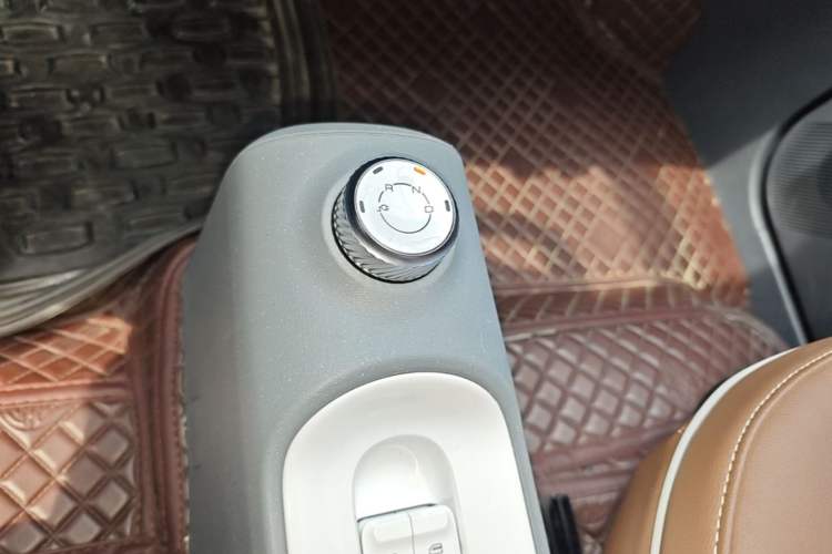 Used Wuling Hongguang MINIEV 2022 GAMEBOY 300km Enthusiast Model with Lithium Iron Phosphate Gear Lever