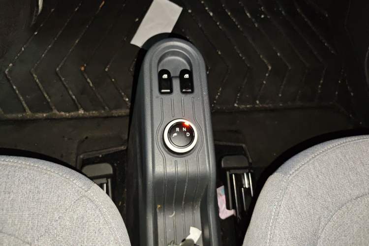 Used Wuling Hongguang MINIEV 2022 Macaron Fashion Model Lithium Iron Phosphate Gear Lever