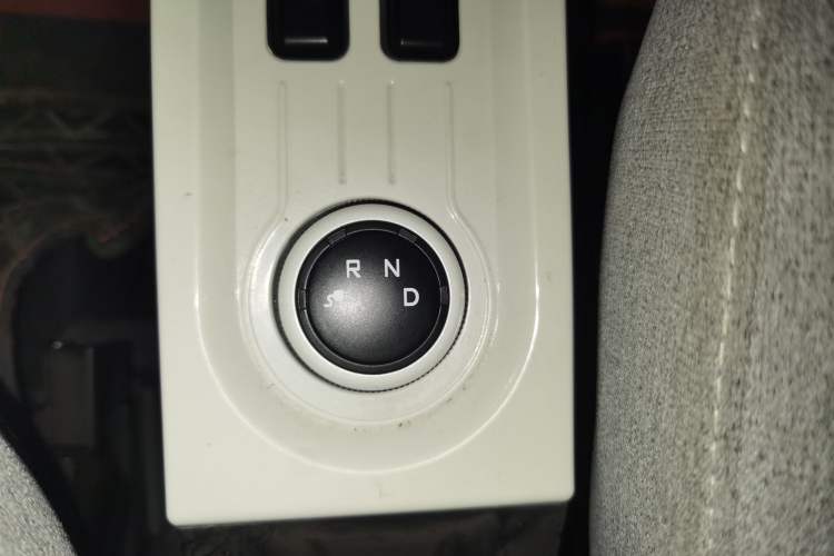 Used Wuling Hongguang MINIEV 2022 Macaron Fashion Model Lithium Iron Phosphate Gear Lever