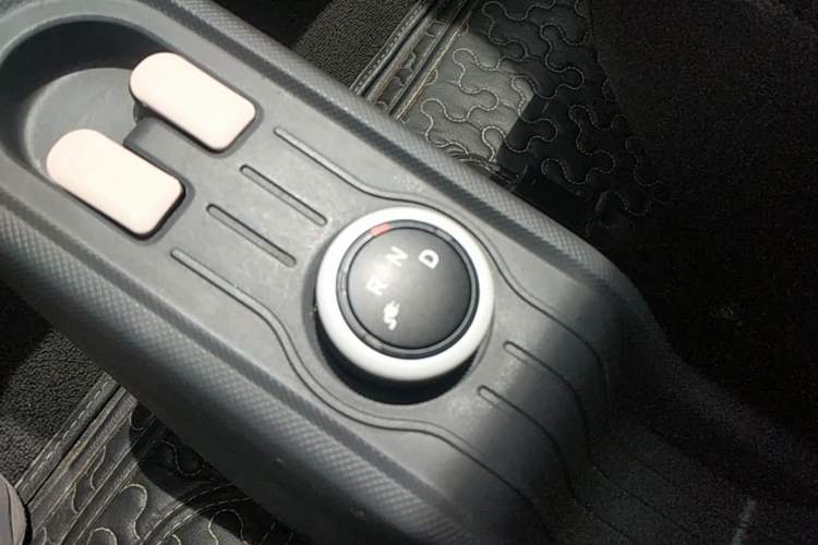 Used Wuling Hongguang MINIEV 2022 Macaron Fashion Model Lithium Iron Phosphate Gear Lever