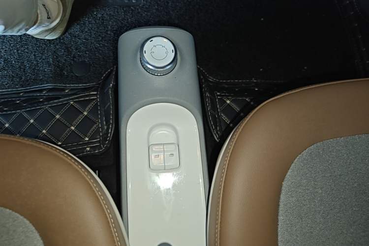 Used Wuling Hongguang MINIEV 2022 GAMEBOY 300km Enthusiast Model with Lithium Iron Phosphate Gear Lever