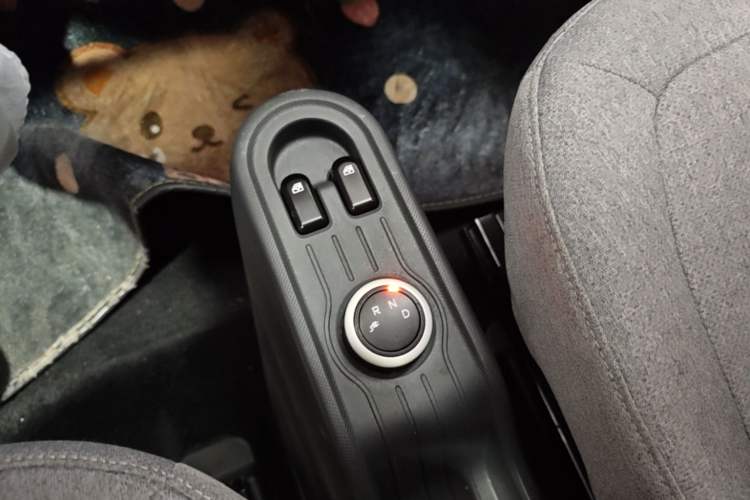 Used Wuling Hongguang MINIEV 2022 Macaron Premium Model – Lithium Ternary Battery Gear Lever