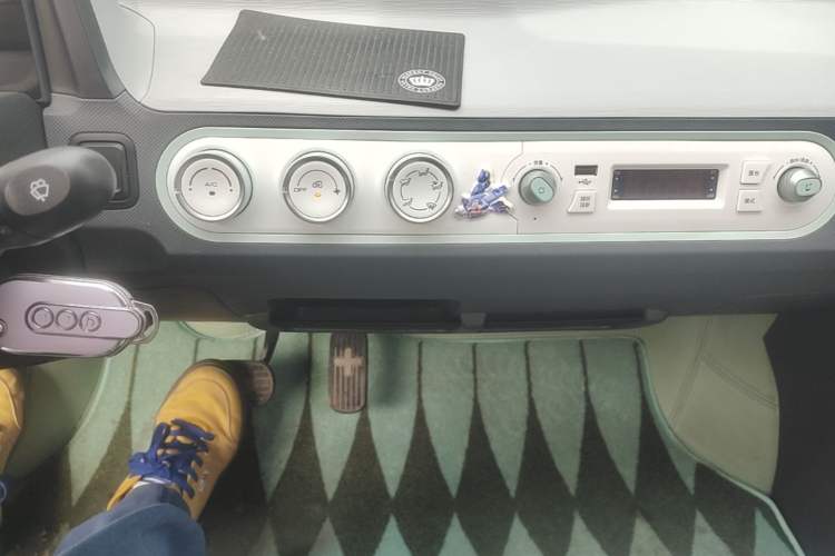Used Wuling Hongguang MINIEV 2022 Macaron Premium Model – Lithium Iron Phosphate Audio And AC Panel