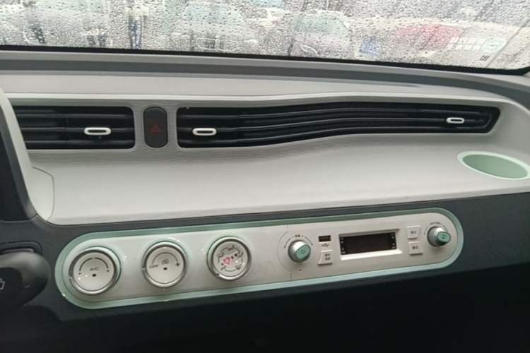 Used Wuling Hongguang MINIEV 2022 Macaron Premium Model – Lithium Iron Phosphate Audio And AC Panel
