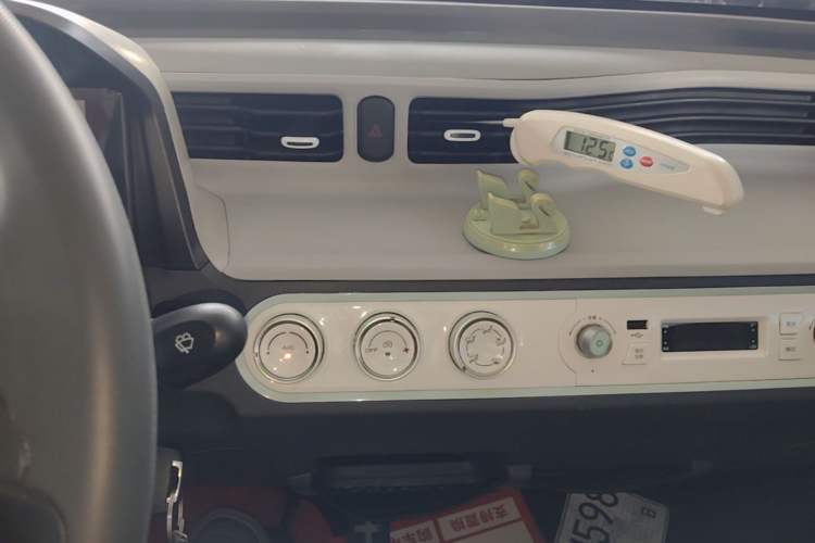 Used Wuling Hongguang MINIEV 2022 Macaron Premium Model – Lithium Iron Phosphate Audio And AC Panel