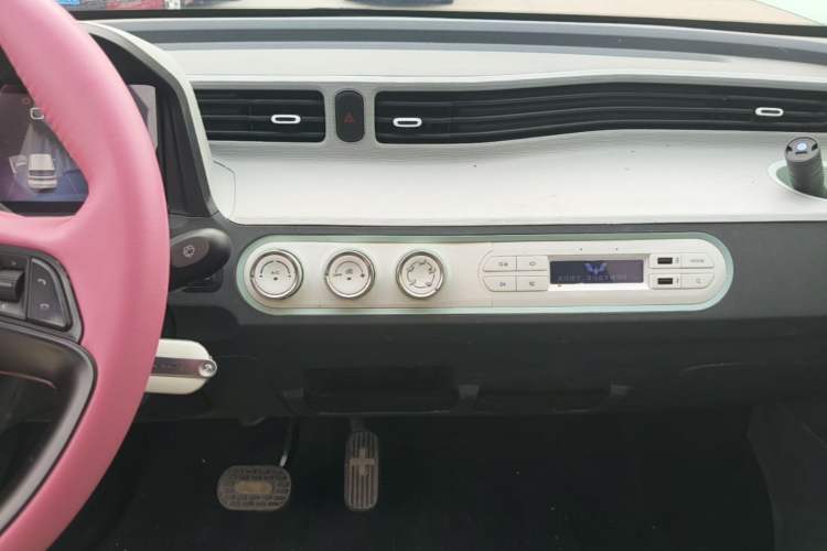 Used Wuling Hongguang MINIEV 2022 Macaron Premium Model – Lithium Iron Phosphate Audio And AC Panel