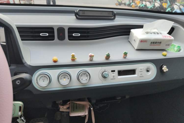 Used Wuling Hongguang MINIEV 2022 Macaron Premium Model – Lithium Iron Phosphate Audio And AC Panel
