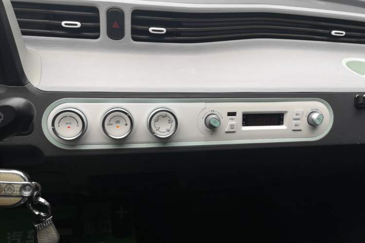Used Wuling Hongguang MINIEV 2022 Macaron Premium Model – Lithium Iron Phosphate Audio And AC Panel