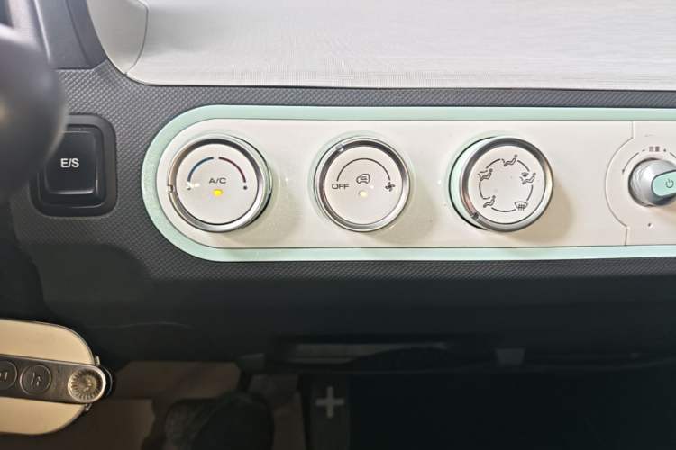 Used Wuling Hongguang MINIEV 2022 Macaron Premium Model – Lithium Iron Phosphate Audio And AC Panel