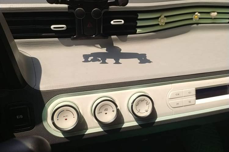 Used Wuling Hongguang MINIEV 2022 Macaron Premium Model – Lithium Iron Phosphate Audio And AC Panel