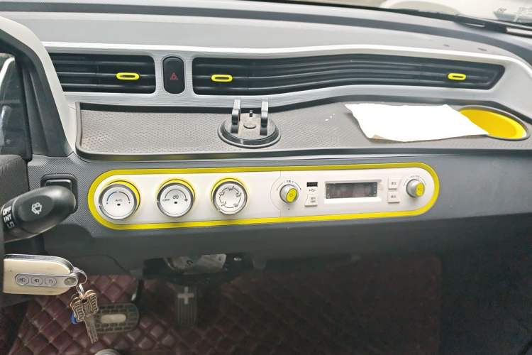 Used Wuling Hongguang MINIEV 2022 Macaron Premium Model – Lithium Iron Phosphate Audio And AC Panel