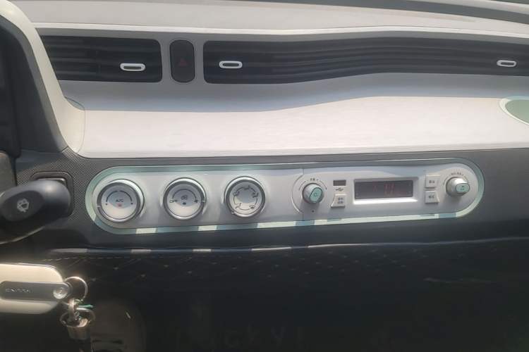 Used Wuling Hongguang MINIEV 2022 Macaron Premium Model – Lithium Iron Phosphate Audio And AC Panel