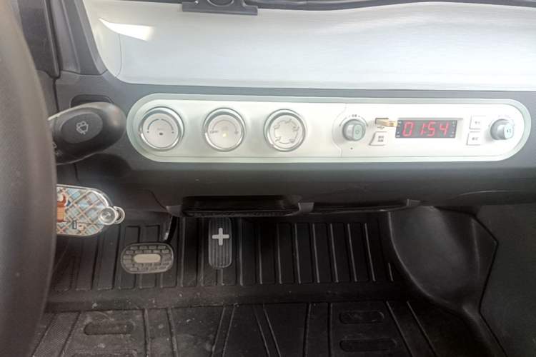 Used Wuling Hongguang MINIEV 2022 Macaron Premium Model – Lithium Iron Phosphate Audio And AC Panel