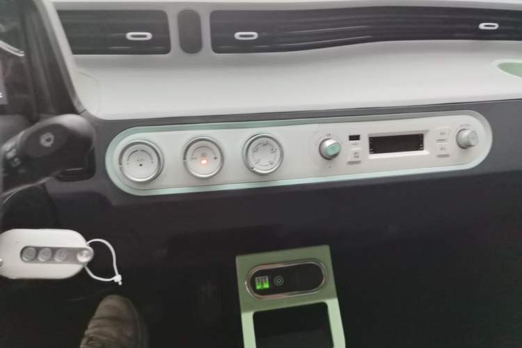 Used Wuling Hongguang MINIEV 2022 Macaron Premium Model – Lithium Iron Phosphate Audio And AC Panel