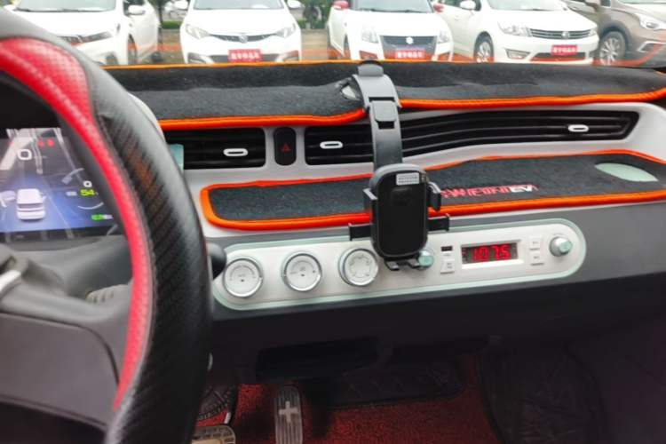Used Wuling Hongguang MINIEV 2022 Macaron Premium Model – Lithium Iron Phosphate Audio And AC Panel