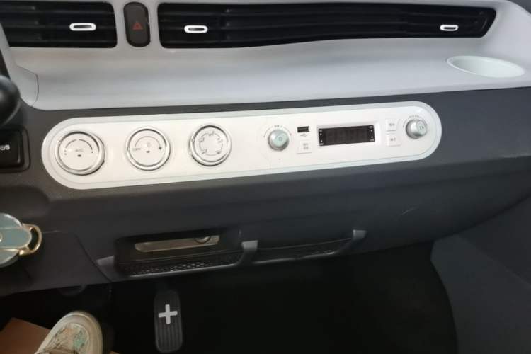 Used Wuling Hongguang MINIEV 2022 Macaron Premium Model – Lithium Iron Phosphate Audio And AC Panel