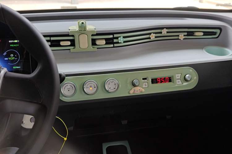 Used Wuling Hongguang MINIEV 2022 Macaron Premium Model – Lithium Iron Phosphate Audio And AC Panel