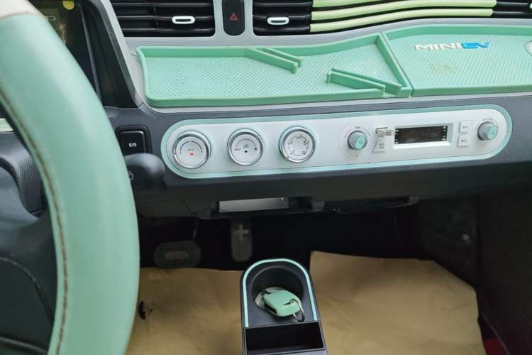 Used Wuling Hongguang MINIEV 2022 Macaron Fashion Edition Lithium-Nickel-Cobalt-Alpha-oxide Audio And AC Panel