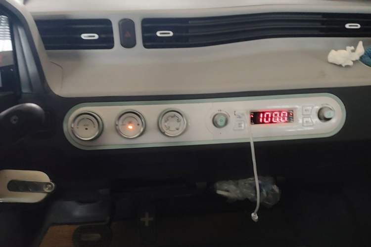 Used Wuling Hongguang MINIEV 2022 Macaron Premium Model – Lithium Iron Phosphate Audio And AC Panel