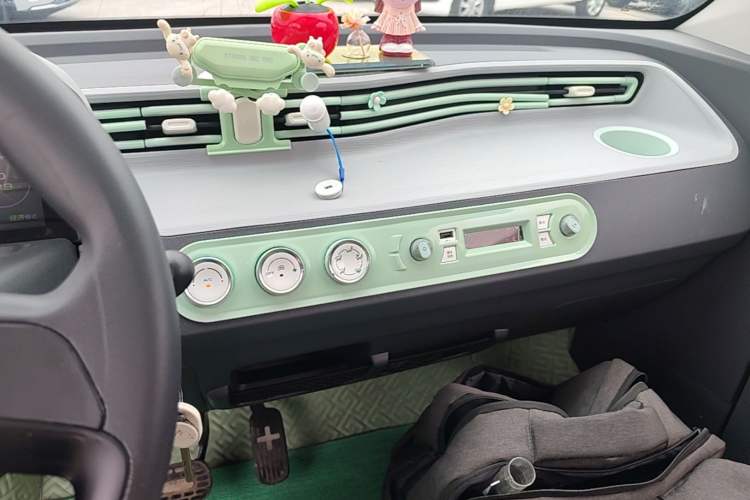 Used Wuling Hongguang MINIEV 2022 Macaron Premium Model – Lithium Iron Phosphate Audio And AC Panel