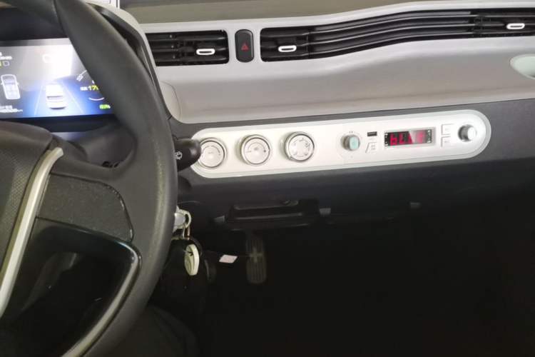 Used Wuling Hongguang MINIEV 2022 Macaron Premium Model – Lithium Iron Phosphate Audio And AC Panel