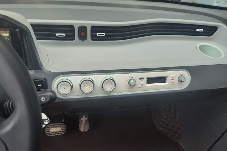 Used Wuling Hongguang MINIEV 2022 Macaron Premium Model – Lithium Iron Phosphate Audio And AC Panel