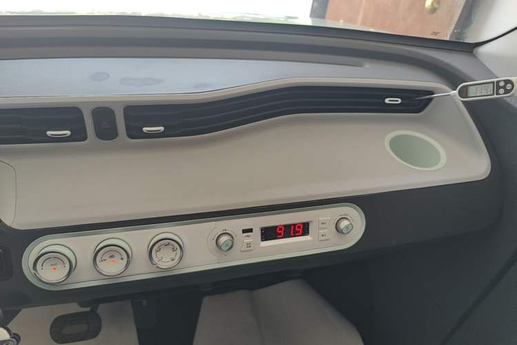 Used Wuling Hongguang MINIEV 2022 Macaron Premium Model – Lithium Iron Phosphate Audio And AC Panel