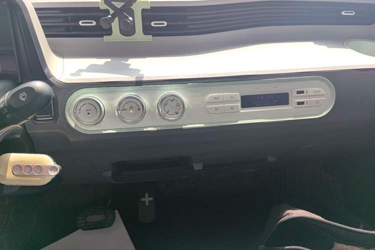 Used Wuling Hongguang MINIEV 2022 Macaron Premium Model – Lithium Iron Phosphate Audio And AC Panel