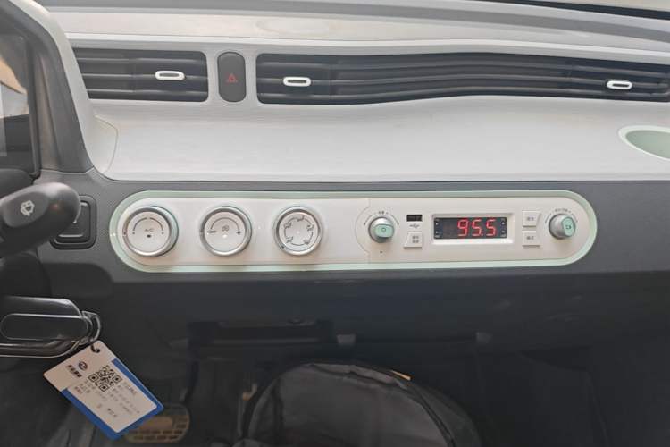 Used Wuling Hongguang MINIEV 2022 Macaron Fashion Edition Lithium-Nickel-Cobalt-Alpha-oxide Audio And AC Panel