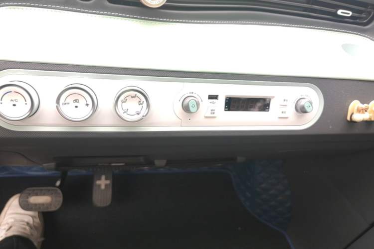 Used Wuling Hongguang MINIEV 2022 Macaron Premium Model – Lithium Iron Phosphate Audio And AC Panel