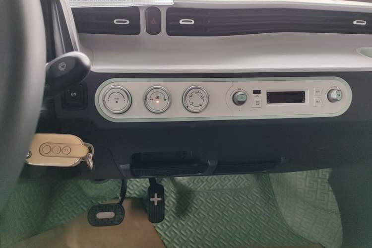 Used Wuling Hongguang MINIEV 2022 Macaron Premium Model – Lithium Iron Phosphate Audio And AC Panel